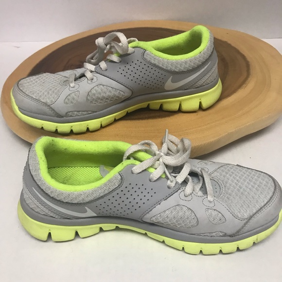 Nike Neon Lightweight Running Athletic Sneakers - Picture 2 of 8